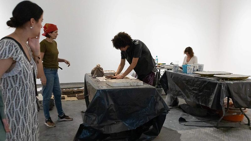 Artista en residencia Claudia Rodríguez (pañuelo rojo) MUSA